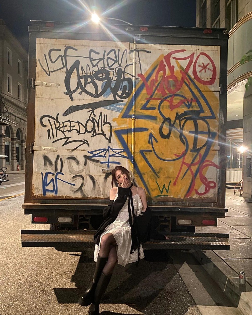 Han So Hee khoe ảnh hậu trường khi quay MV 'Seven' tại Los Angeles