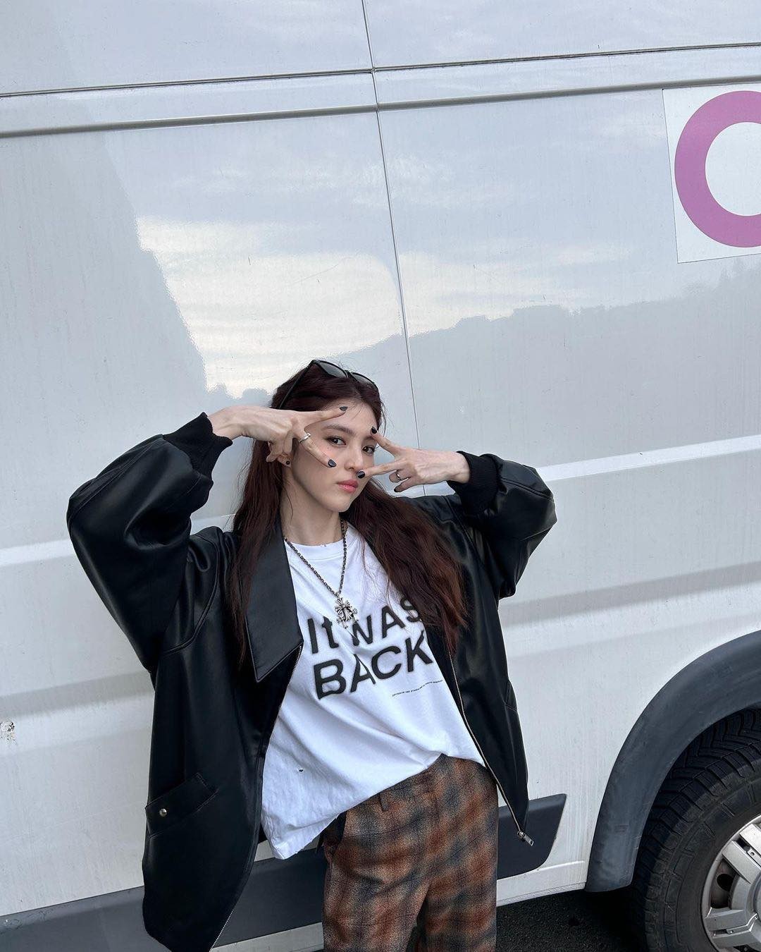 Han So Hee tung loạt ảnh hậu trường MV của Jungkook (BTS), visual bừng sáng 'hết nước chấm' - Ảnh 2