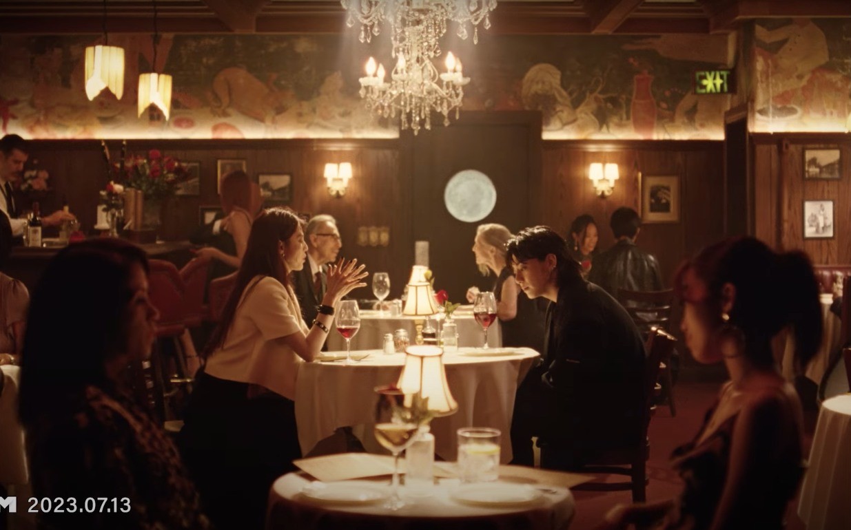 Han So Hee tung loạt ảnh hậu trường MV của Jungkook (BTS), visual bừng sáng 'hết nước chấm' - Ảnh 4