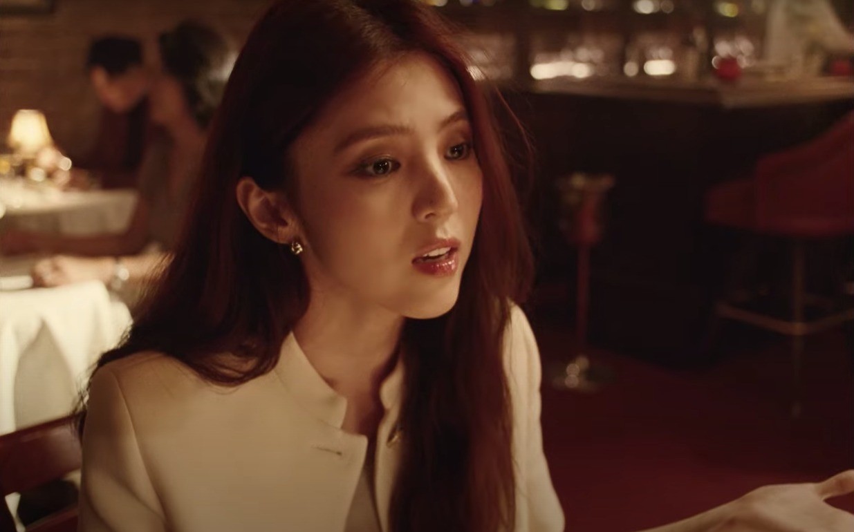 Han So Hee tung loạt ảnh hậu trường MV của Jungkook (BTS), visual bừng sáng 'hết nước chấm' - Ảnh 5