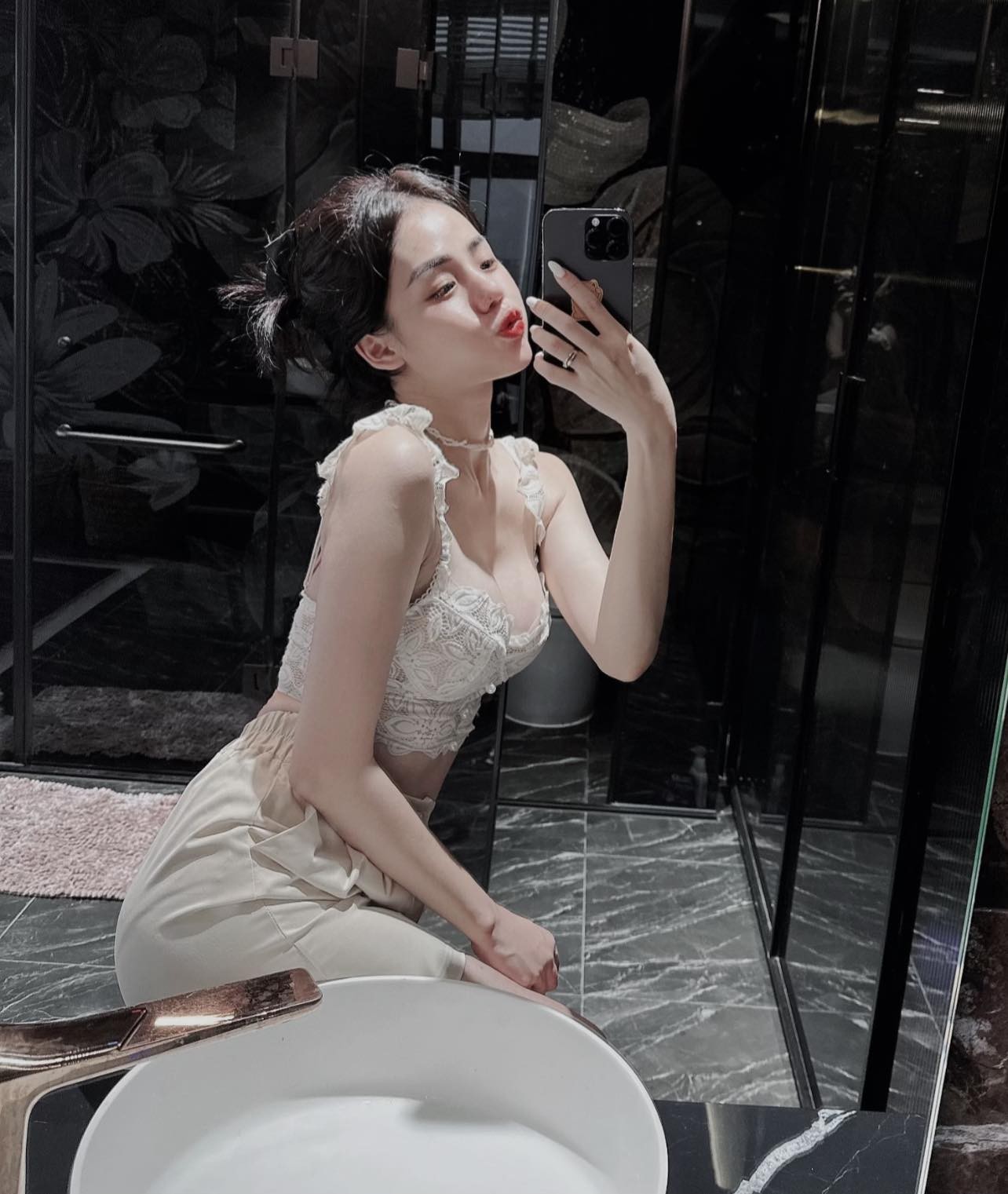 'Thánh cover' Hương Ly khoe body 'bỏng mắt', vướng nghi án trùng tu vòng 1 - Ảnh 2 'Thánh cover' Hương Ly khoe body 'bỏng mắt', vướng nghi án trùng tu vòng 1 - Ảnh 2