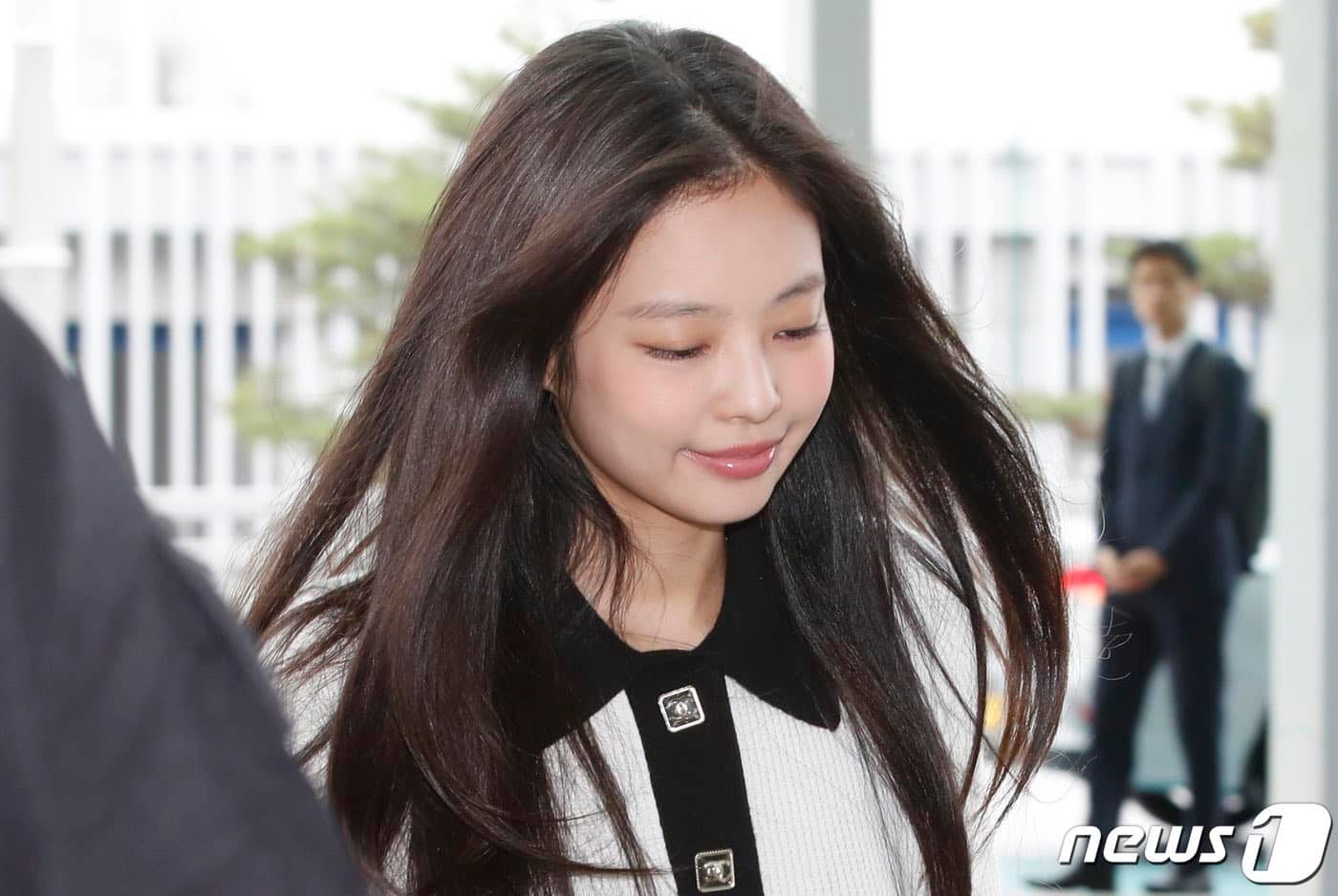Jennie diện nguyên 'cây' Channel, xuất hiện giản dị sau khi công khai hẹn hò thách thức dư luận - Ảnh 3 Jennie diện nguyên 'cây' Channel, xuất hiện giản dị sau khi công khai hẹn hò thách thức dư luận - Ảnh 3