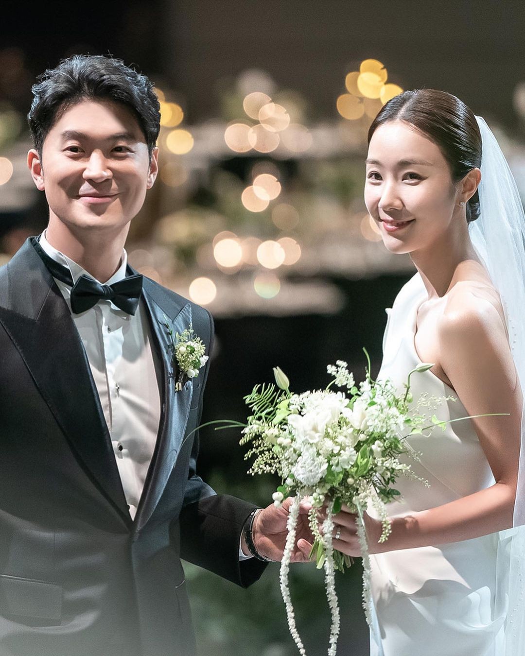 Bạn trai cũ Sulli chính thức kết hôn, tung bộ ảnh đám cưới đẹp như mơ - Ảnh 1 Bạn trai cũ Sulli chính thức kết hôn, tung bộ ảnh đám cưới đẹp như mơ - Ảnh 1
