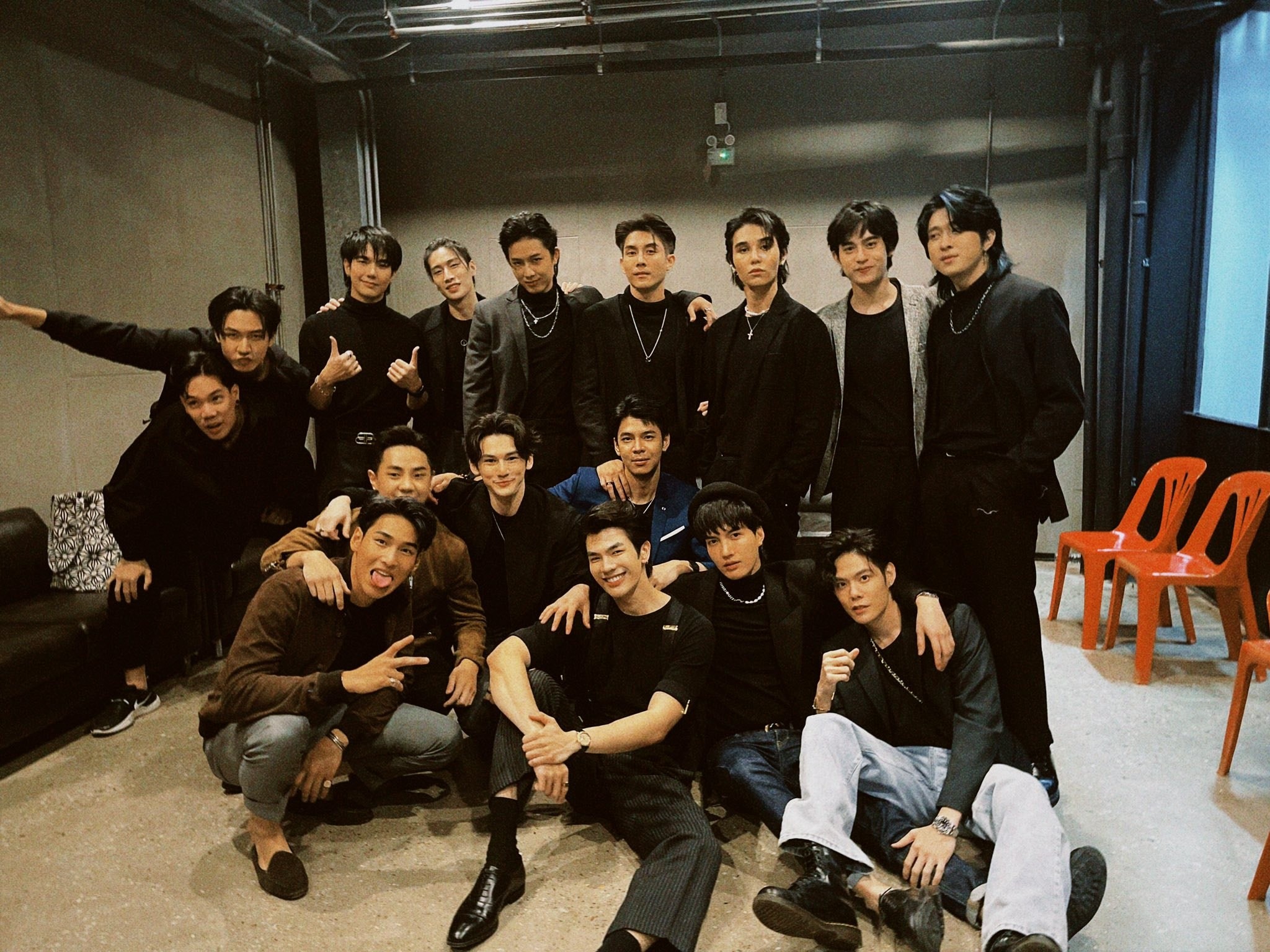 Dàn cast KinnPorsche lần lượt quay lưng với Build sau khi bị nói xấu thậm tệ.