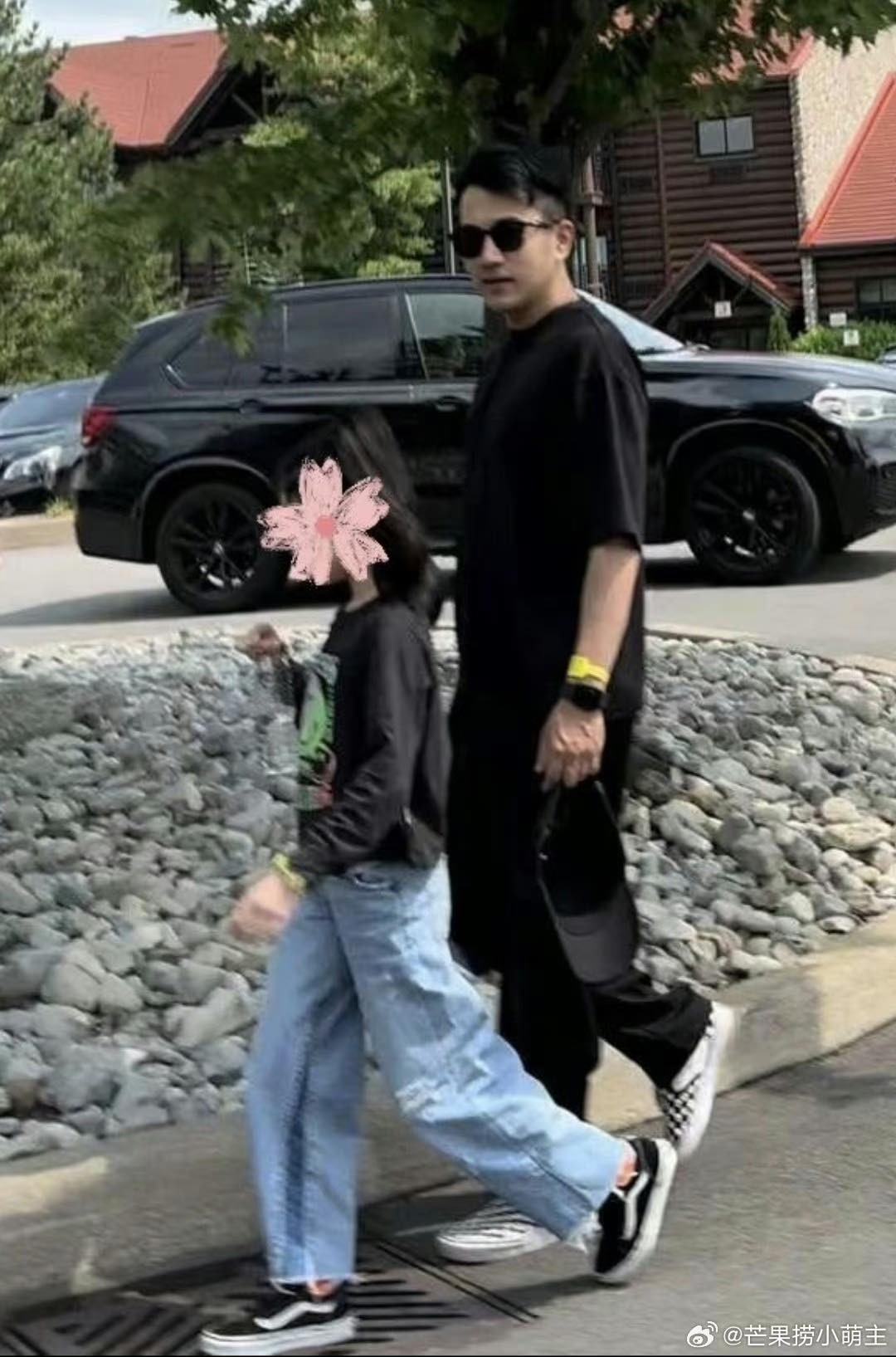 Lưu Khải Uy và Tiểu Gạo Nếp bị bắt gặp đi dạo phố