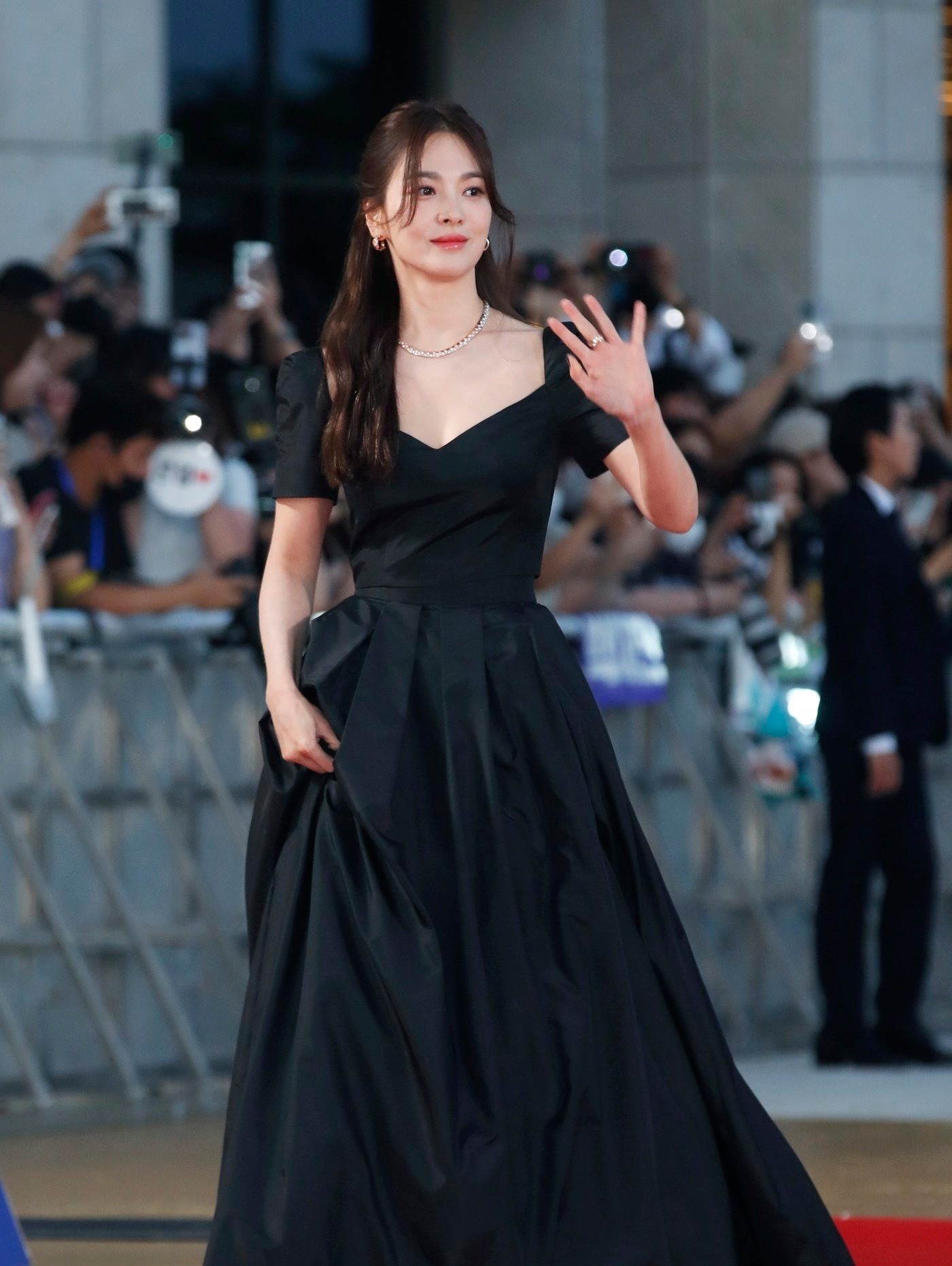 Song Hye Kyo chiếm trọn spotlight tại lễ trao giải Rồng Xanh nhờ visual tuyệt mỹ Song Hye Kyo chiếm trọn spotlight tại lễ trao giải Rồng Xanh nhờ visual tuyệt mỹ