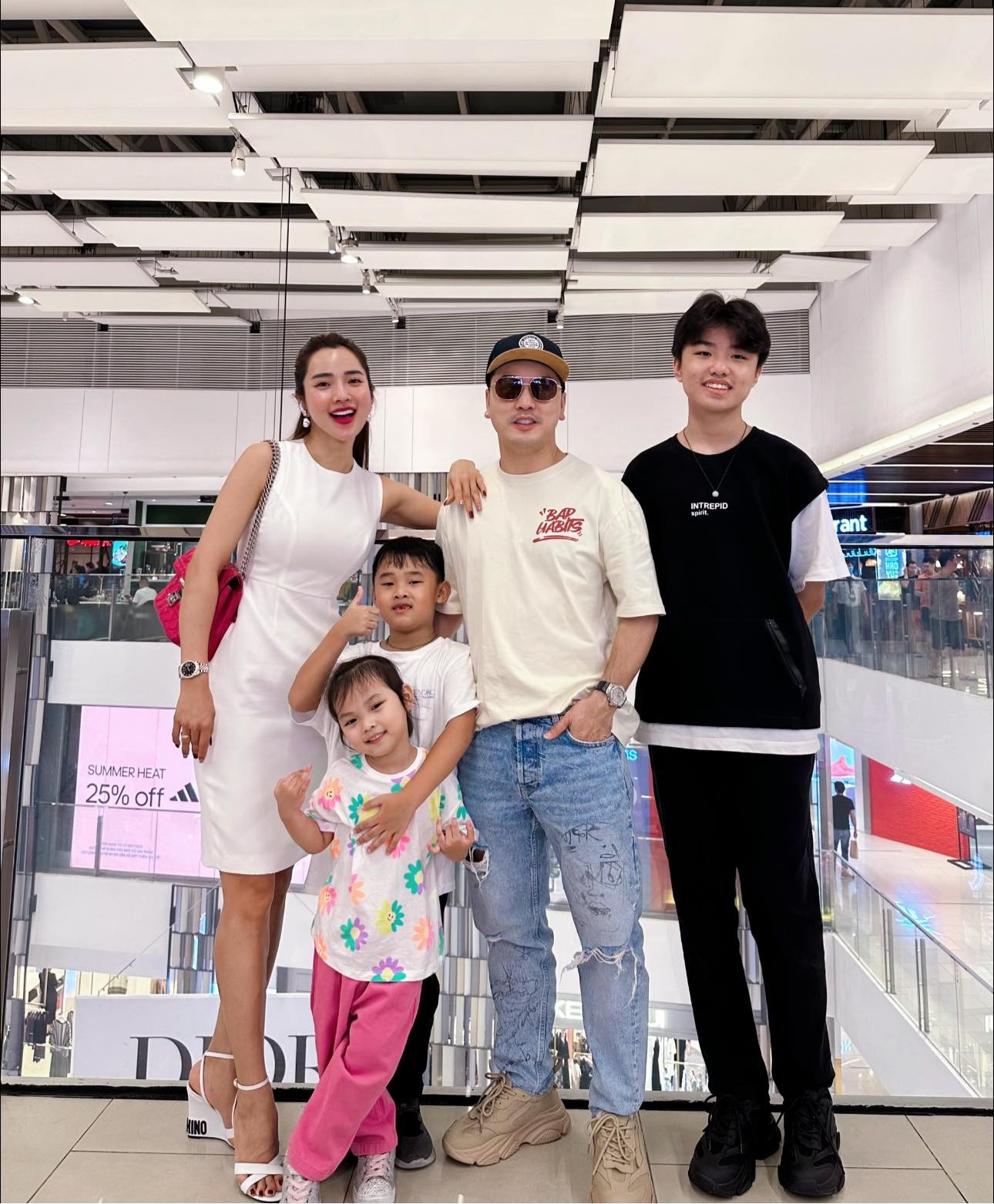 Ưng Hoàng Phúc khoe ảnh con trai cả đã cao vượt bố mẹ