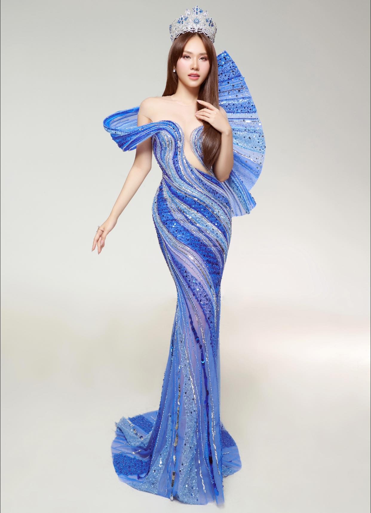 Chiếc đầm được thiết kế theo tiêu chí sang chảnh, quý phái với rất nhiều viên đá nhỏ lấp lánh được đính toàn bộ xung quanh. Điểm nhấn đặc biệt nằm ở phần lưng váy khiến Mai Phương trông như một nàng tiên cá kiều diễm