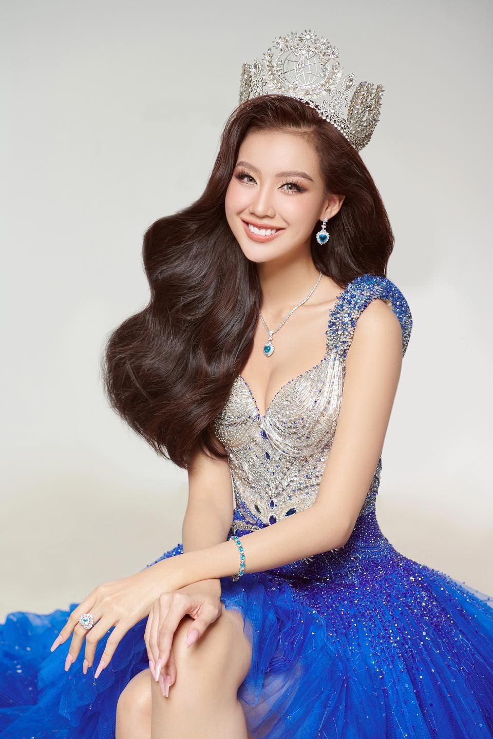 Việc Bảo Ngọc đôi vương miện của Miss Intercontinental cũng gây tranh cãi dữ dội