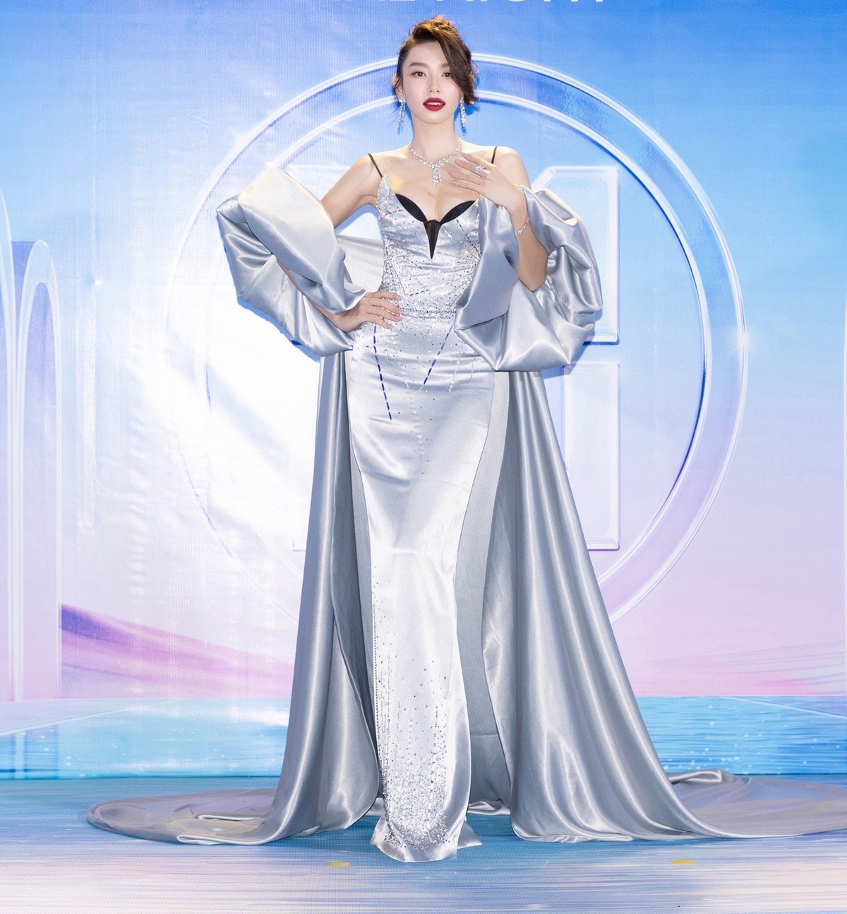 Hoa hậu Thùy Tiên thu hút mọi ánh nhìn, chiếm trọn spotlight trong chiếc đầm màu ghi cúp ngực quyến rũ, nóng bỏng