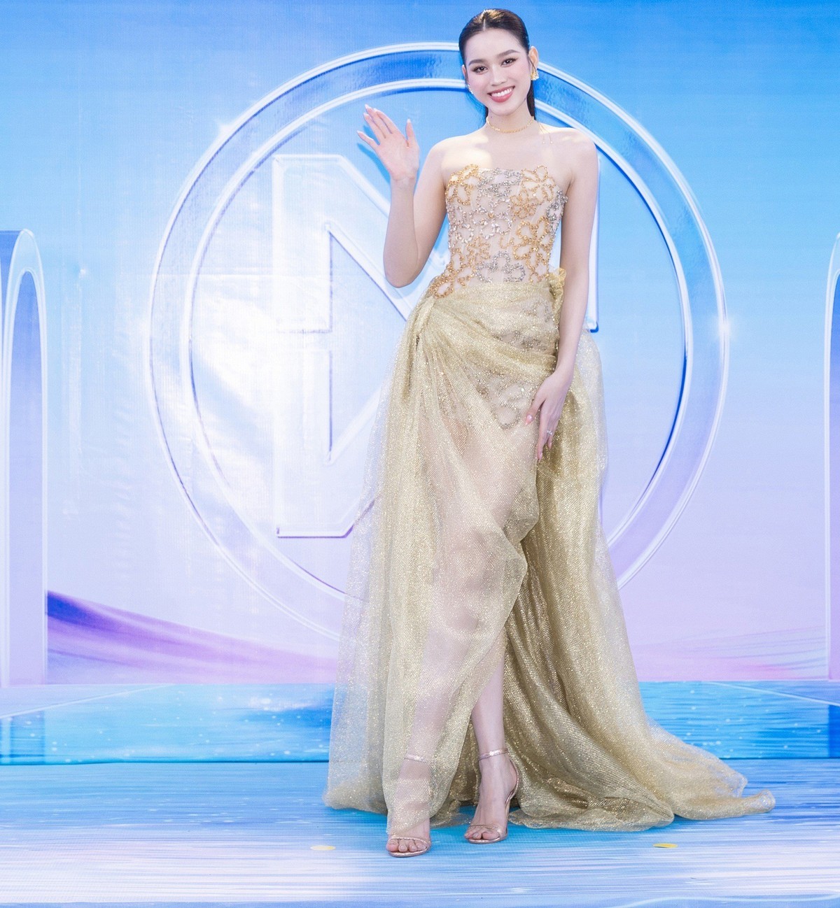 Hoa hậu Đỗ Thị Hà xinh đẹp, sang trọng trong bộ đầm màu vàng gold ánh kim