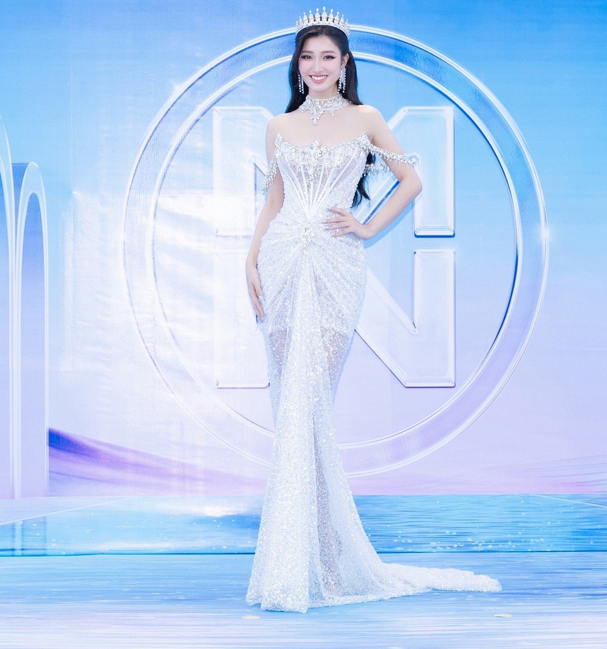 Á hậu Phương Nhi được ví với công chúa tuyết trong bộ đầm ánh bạc lấp lánh