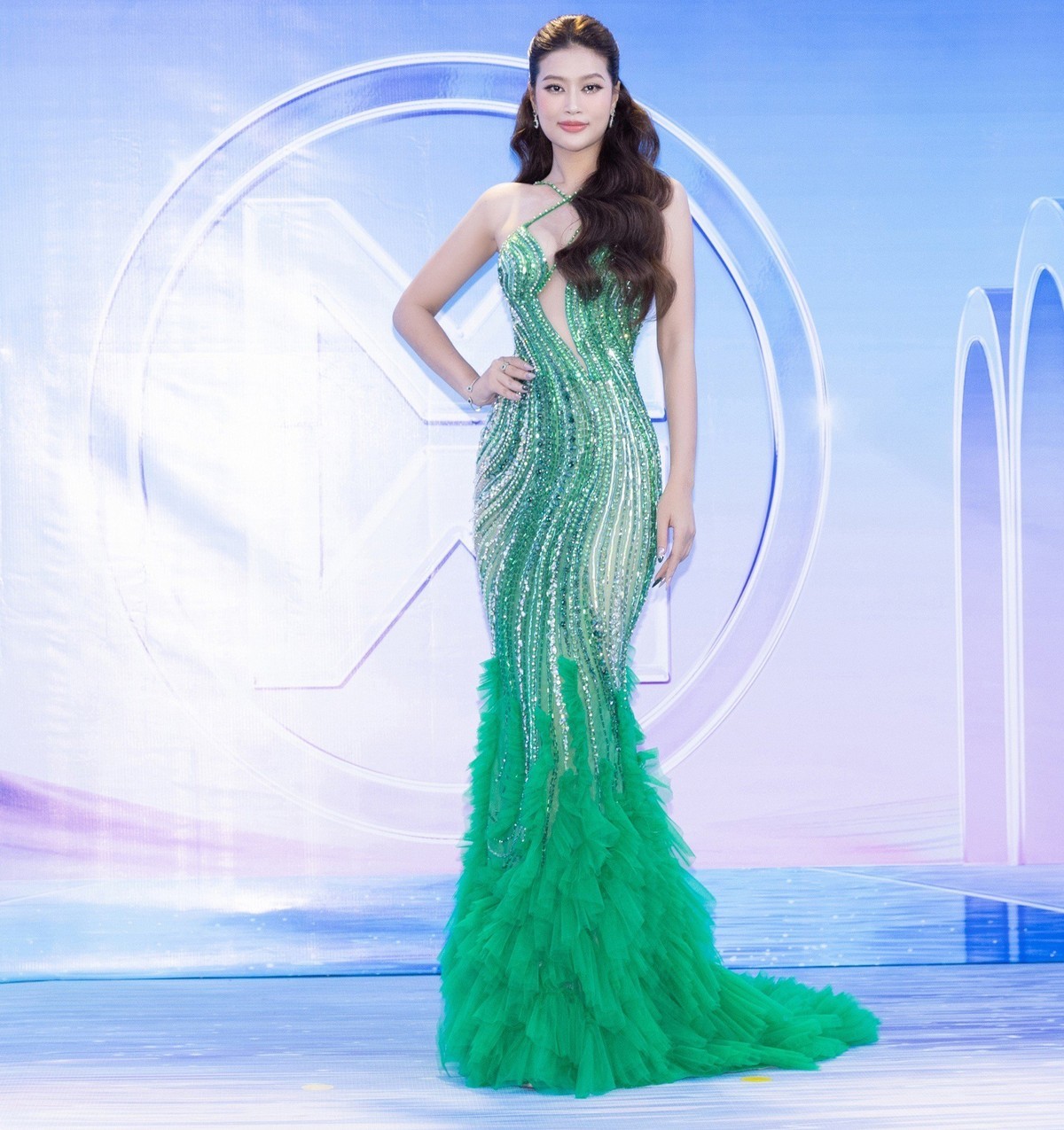 Hoa hậu Thiên Ân thu hút sự chú ý với chiếc đầm xanh cut out cắt xẻ táo bạo