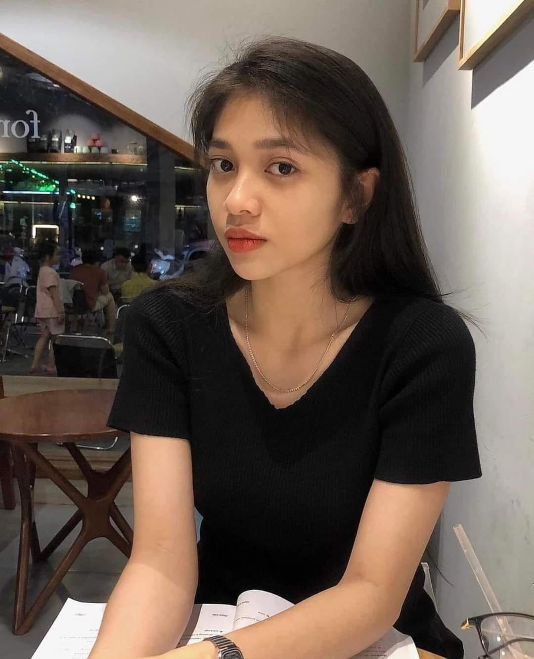 Người đẹp sở hữu khuôn mặt khả ái, xinh đẹp dù không cần sự trợ giúp quá nhiều của trang điểm