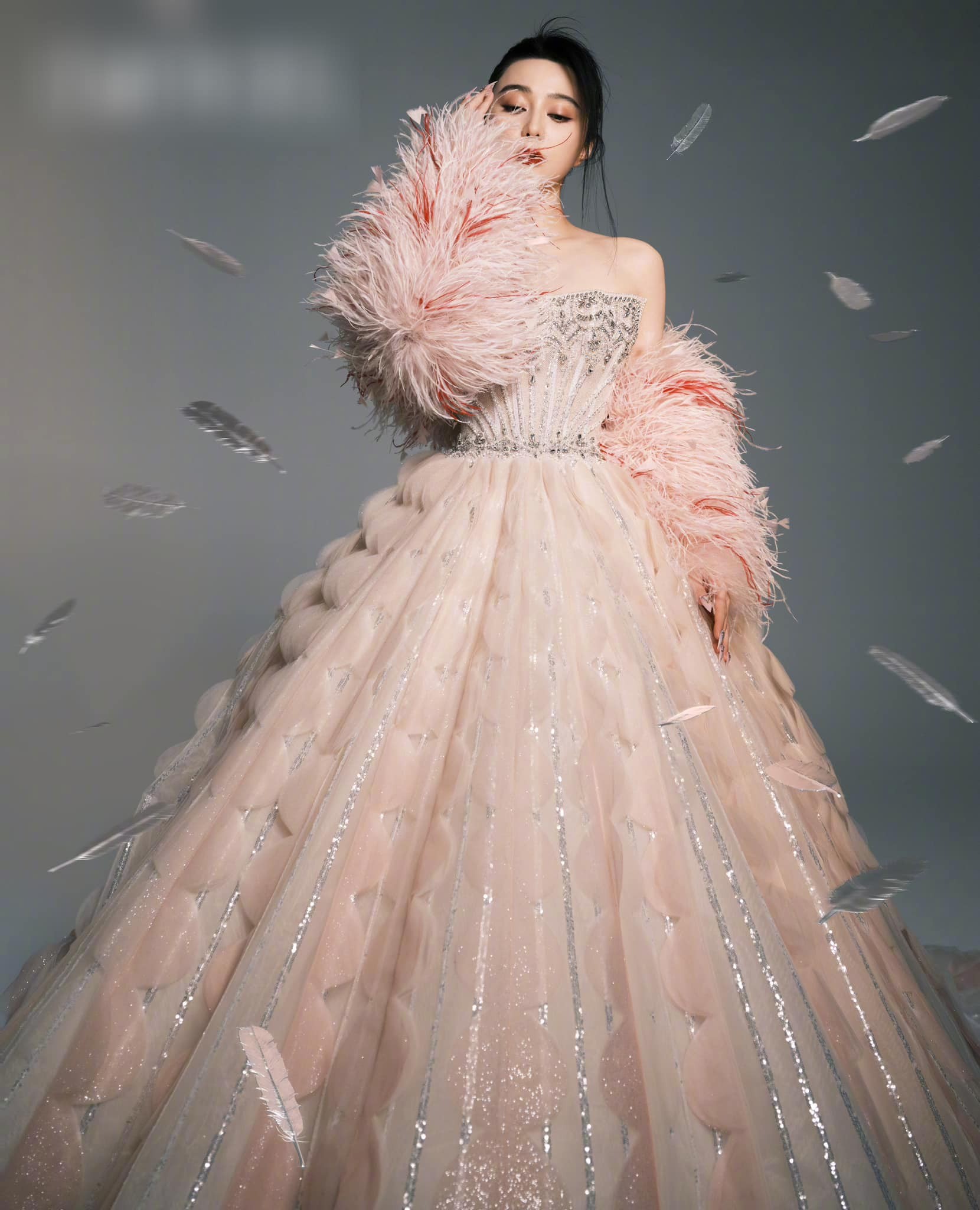Váy được nhuộm ombre thủ công màu hồng phấn đi kèm áo choàng lông làm điểm nhấn giúp tôn lên vẻ đẹp lộng lẫy của Phạm Băng Băng