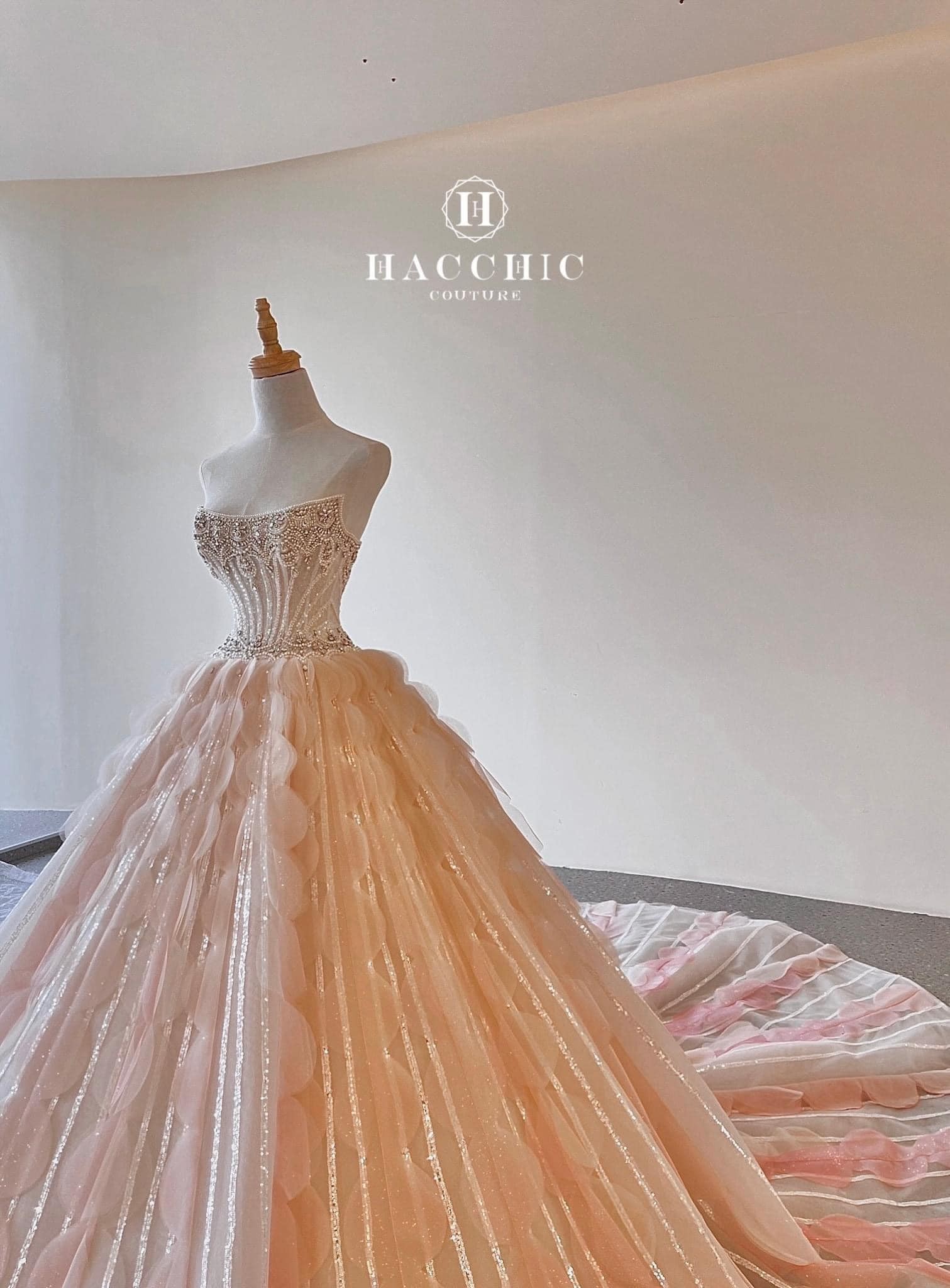 Cận cảnh thiết kế đẹp long lanh của mẫu váy 'The Queen is coming back'