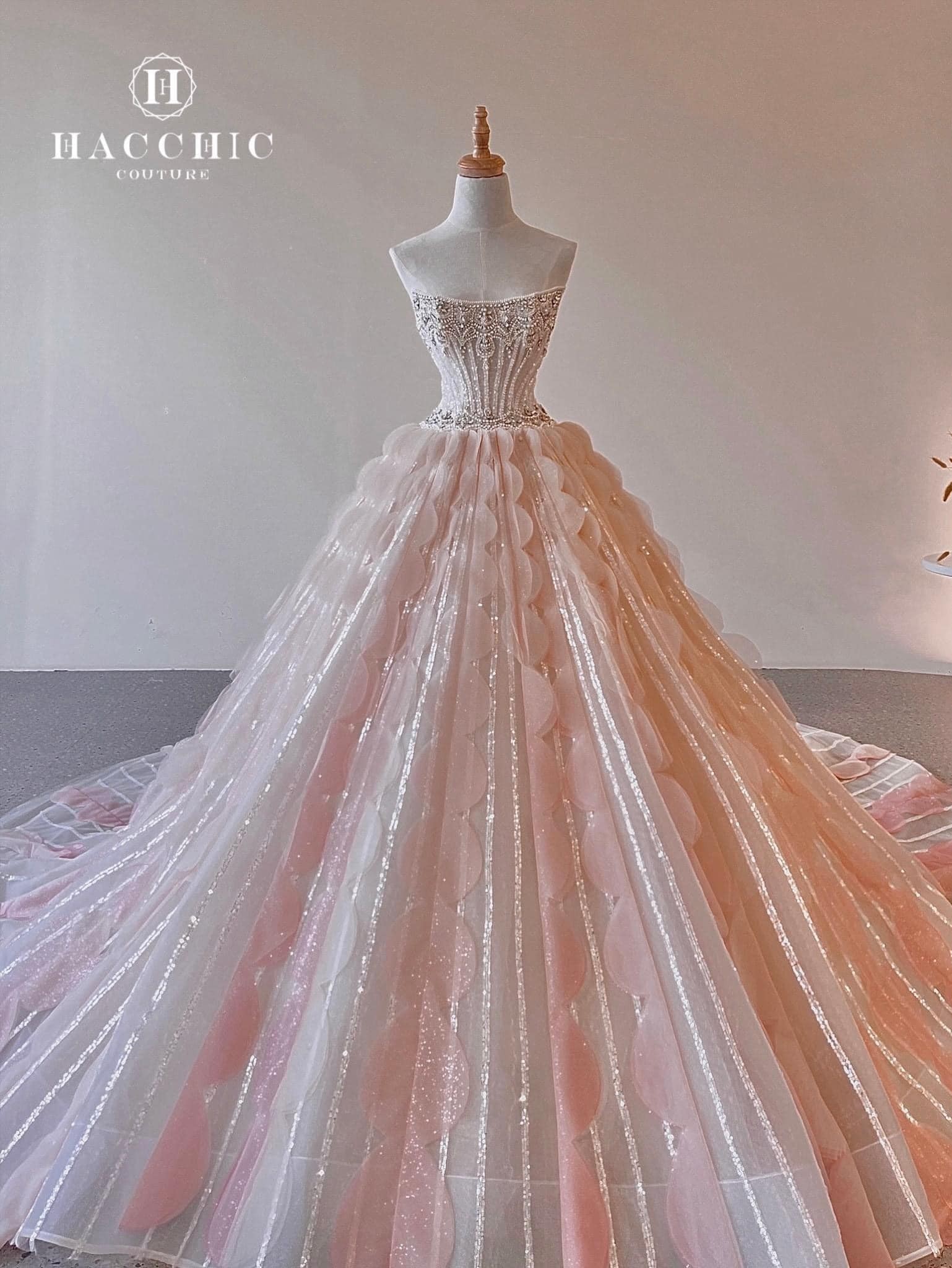 Phạm Băng Băng đẹp kinh diễm, gây sốt với thần thái chuẩn nữ hoàng trong thiết kế đến từ Việt Nam - Ảnh 2