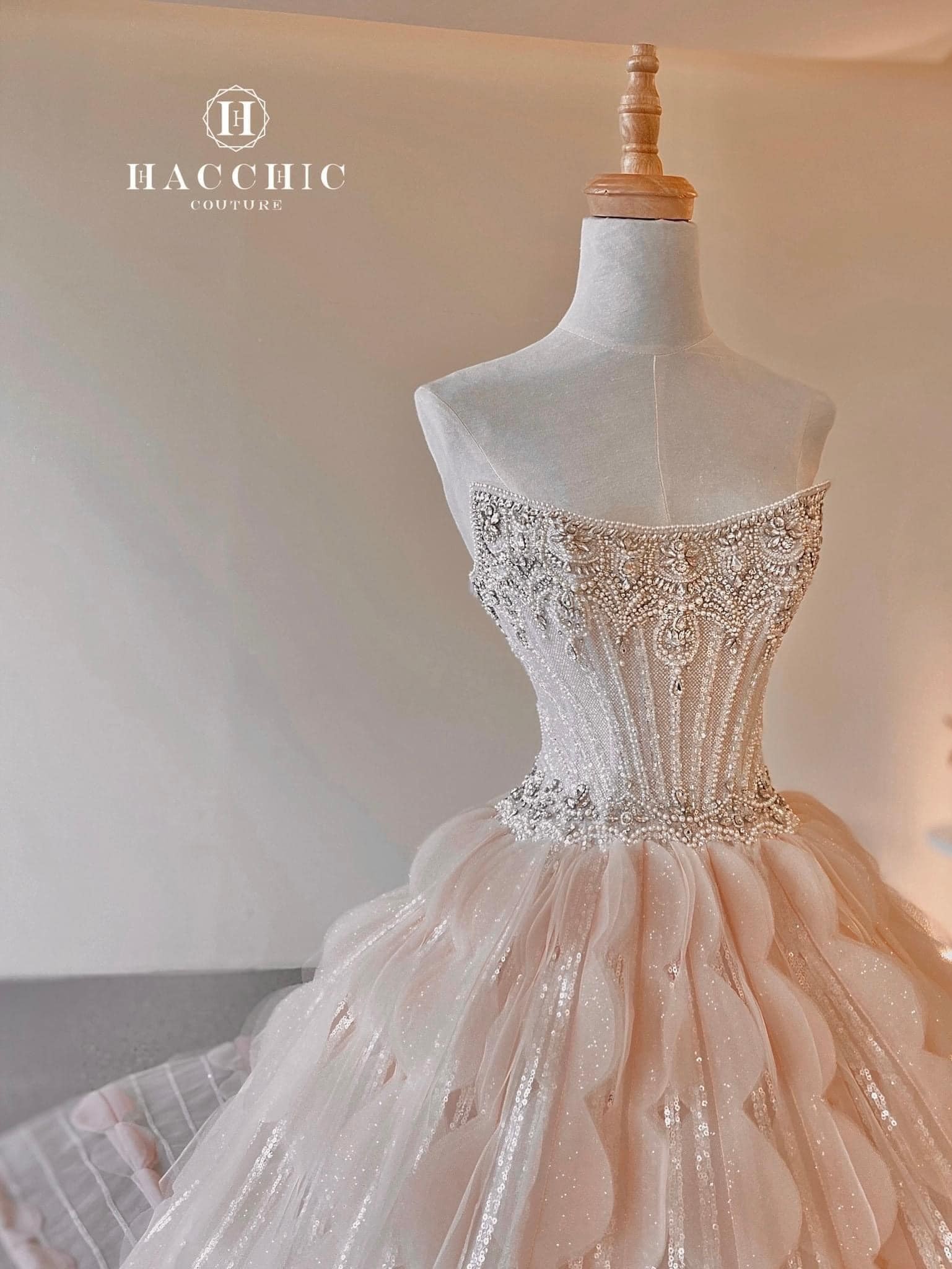 Phạm Băng Băng đẹp kinh diễm, gây sốt với thần thái chuẩn nữ hoàng trong thiết kế đến từ Việt Nam - Ảnh 1