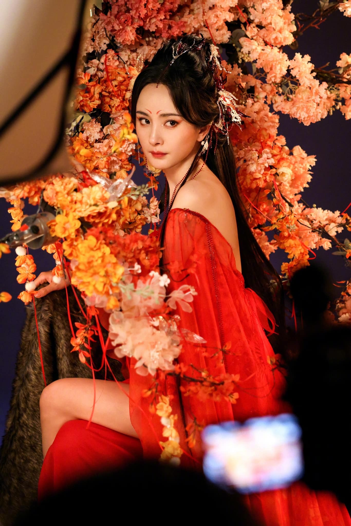 Dương Mịch gây sốt trong tạo hình tiểu hồ ly ma mị, quyến rũ của nhân vật Đồ Sơn Hồng Hồng. Bộ phim Hồ Yêu Tiểu Hồng Nương được kỳ vòng sẽ trở thành bom tấn càn quét Cbiz trong tương lai