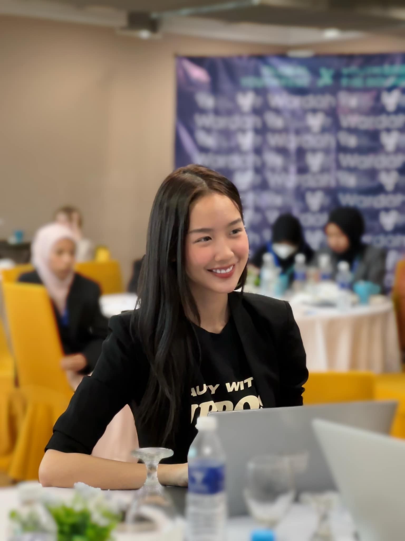 Bảo Ngọc mặc áo trong dự án của Mai Phương tham gia hoạt động tại Malaysia 