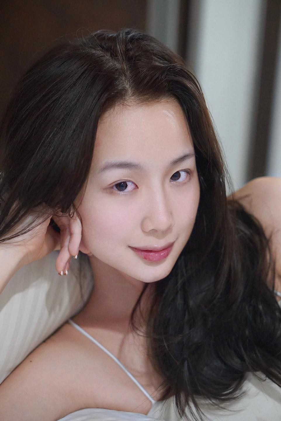 Nàng hậu 'khủng long' sở hữu khuôn mặt xinh đẹp với những đường nét thanh tú, nhẹ nhàng. Vẻ đẹp trong trẻo, thanh thiết của cô khiến nhiều người mê đắm