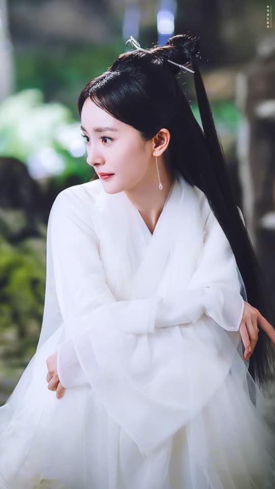 Nhắc đến vai diễn kinh điển nhất của Dương Mịch, tất nhiên không thể bỏ qua đại mỹ nhân Bạch Thiển tiên khí ngút ngàn trong Tam Sinh Tam Thế Thập Lý Đào Hoa