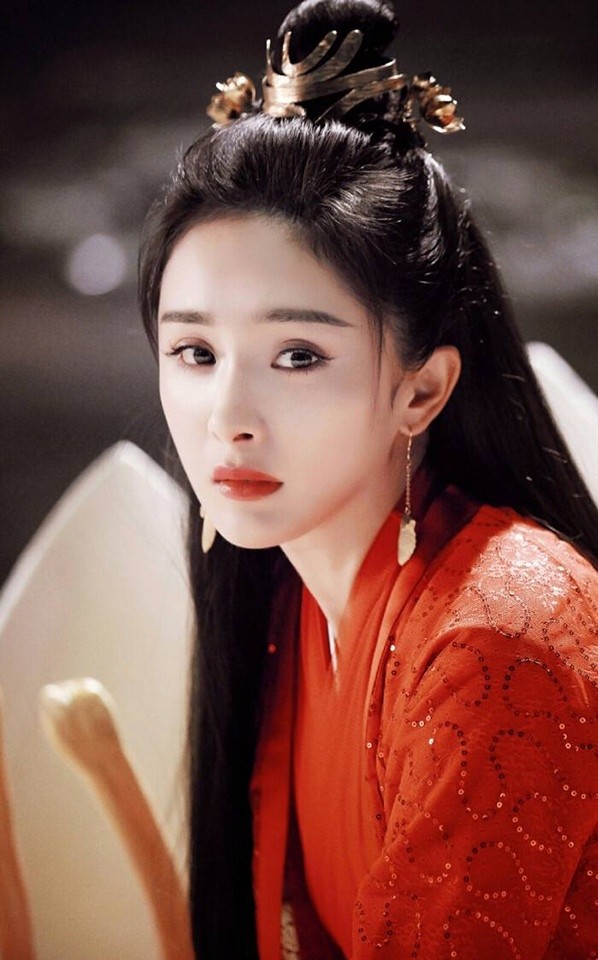 Vẻ đẹp kinh diễm, đặc biệt là đôi mắt trong veo lay động lòng người của Dương Mịch nhận được cơn mưa lời khen