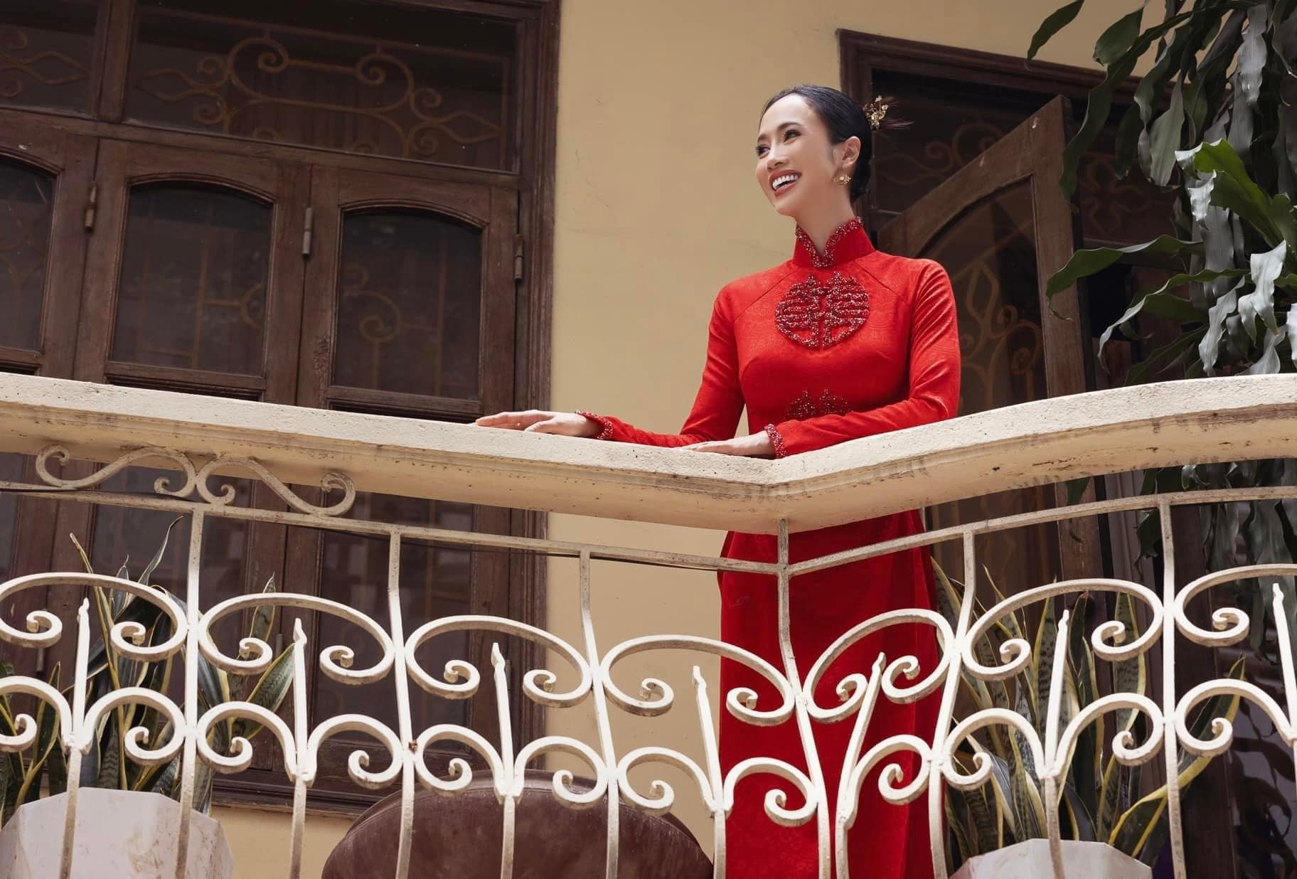 Người đẹp rạng rỡ trông ngóng chú rể xuất hiện