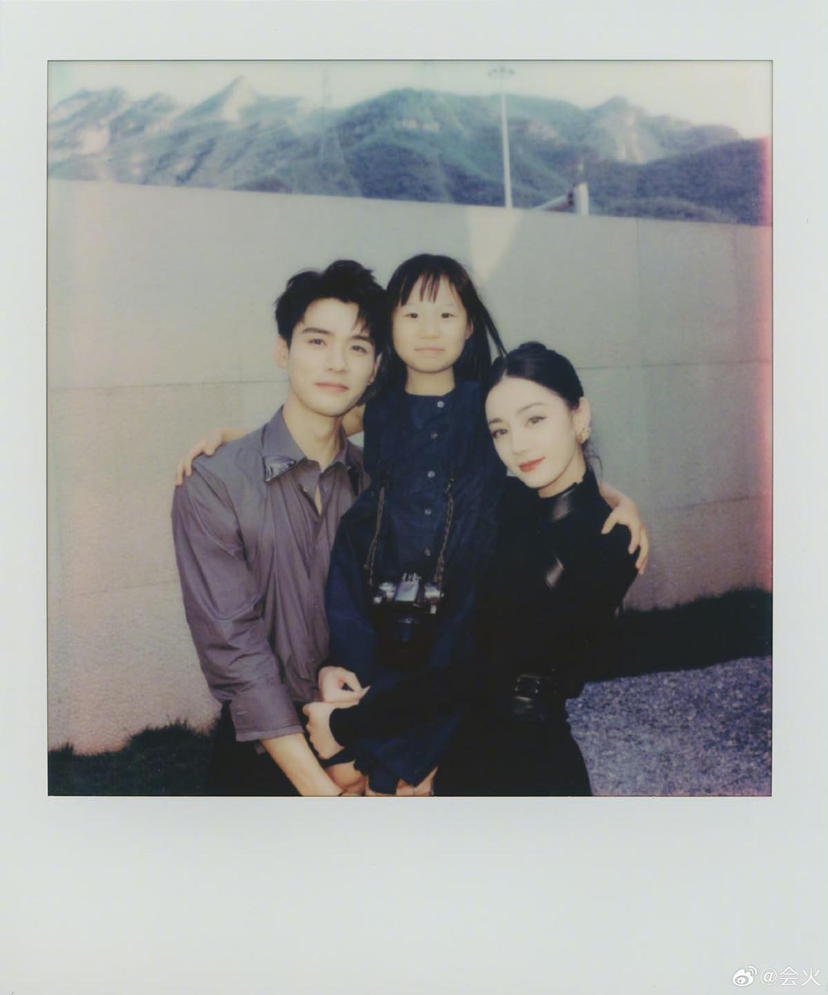 Cặp đôi chụp hình cùng nhiếp ảnh gia nhí tài năng Sênh Sênh