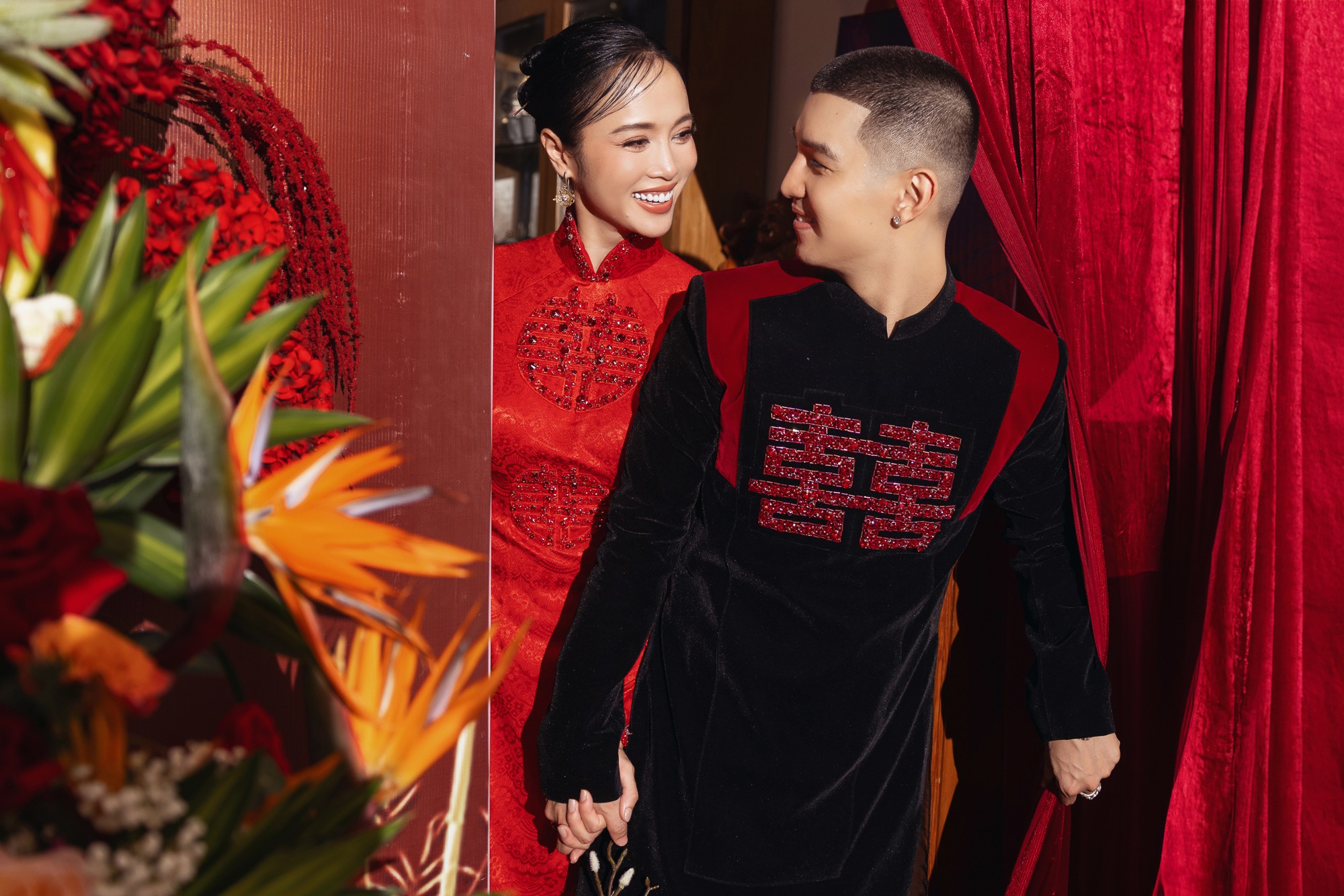 Cận cảnh đám hỏi của Cường Seven và Vũ Ngọc Anh: Cô dâu chú rể khoá môi ngọt ngào - Ảnh 2