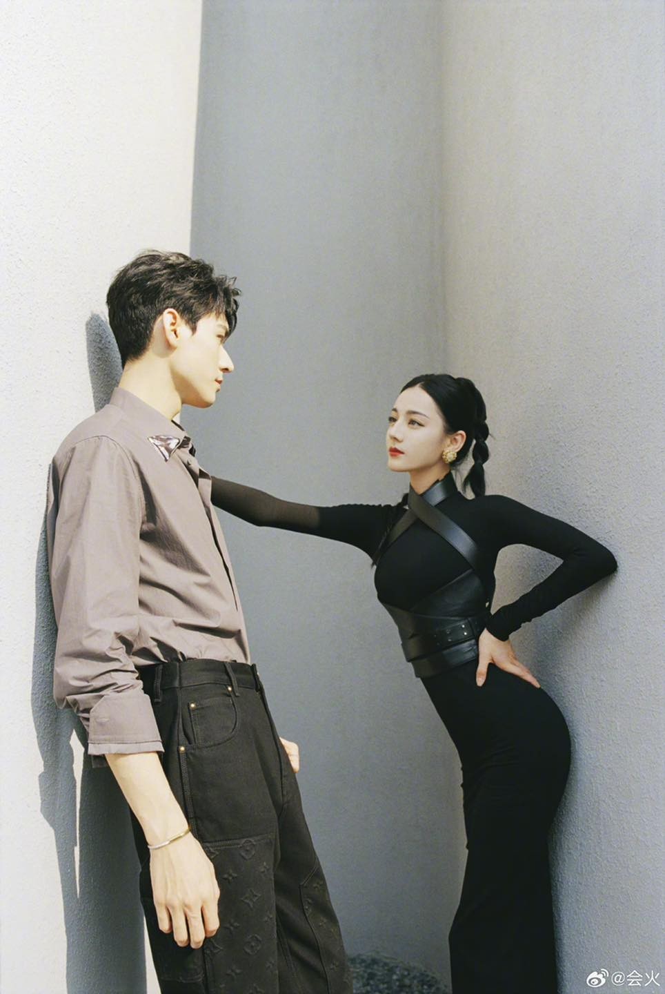 Đặc biệt, body nóng bỏng với những đường cong 'đốt mắt' của Địch Lệ Nhiệt Ba trong bộ đồ đen bó sát nhanh chóng gây bão trên MXH