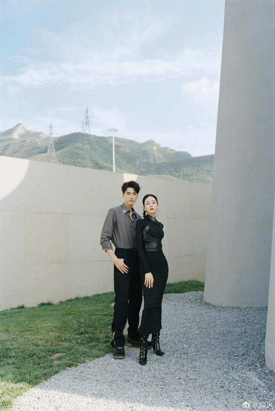 Ngoại hình đẹp đôi cùng khoảng cách chiều cao 'chuẩn không cần chỉnh' của cặp đôi nhận được cơn mưa lời khen. Cả hai đang được các fan 'ship' từ trong phim ra ngoài đời nhờ chemistry trong 'An Lạc Truyện'