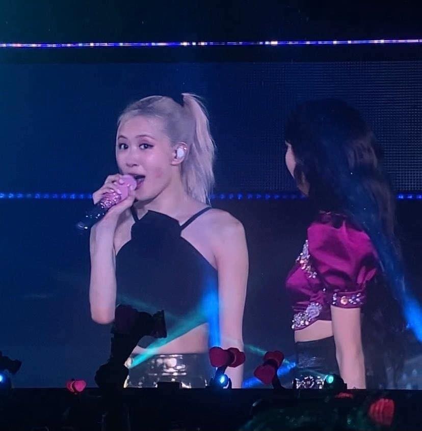 Lisa để lại nguyên vết son trên má Rosé trong concert BornPink Việt Nam Lisa để lại nguyên vết son trên má Rosé trong concert BornPink Việt Nam