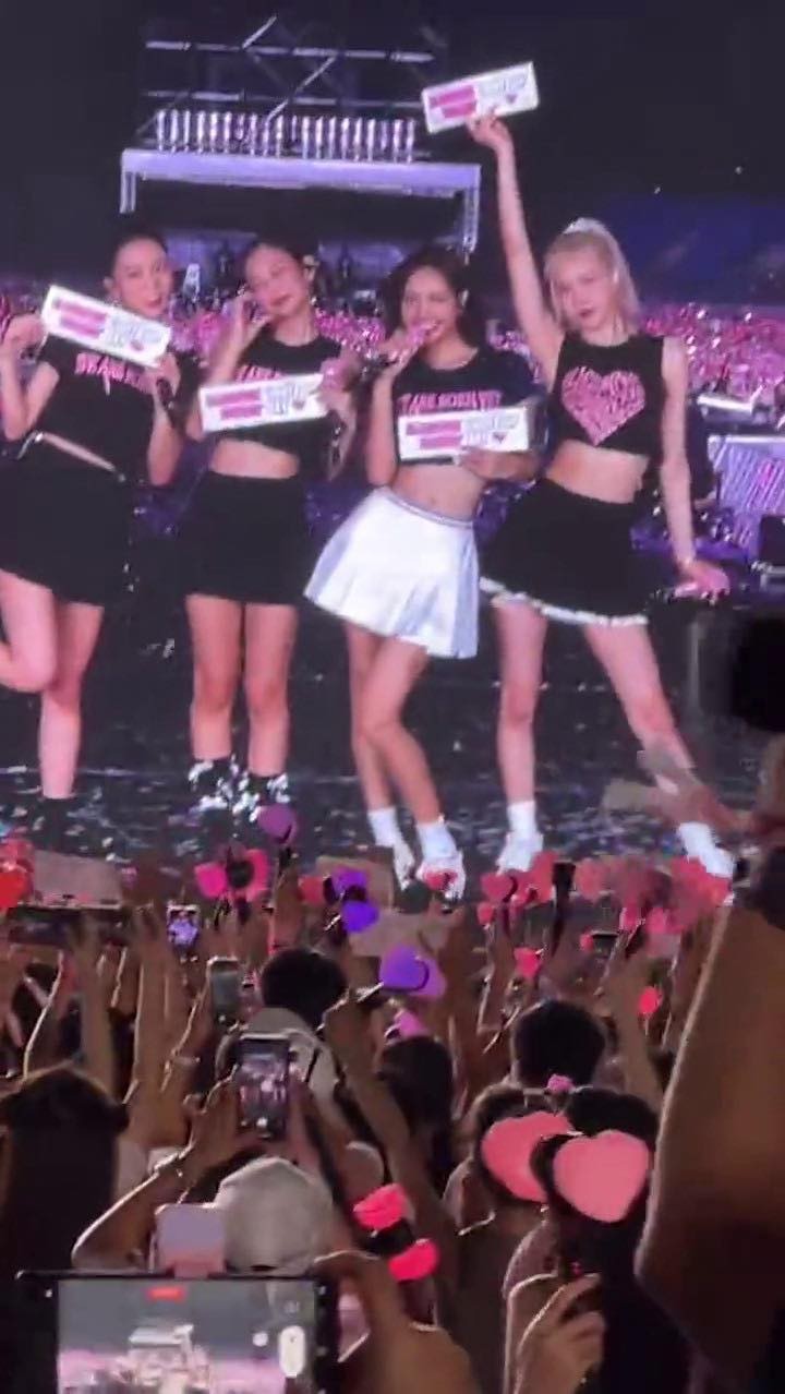 BLACKPINK chụp ảnh cùng biển hồng tại Việt Nam BLACKPINK chụp ảnh cùng biển hồng tại Việt Nam