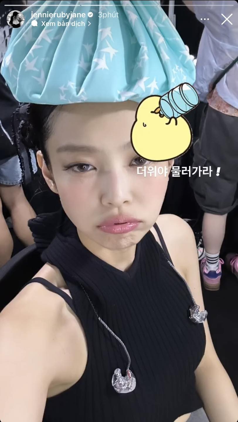 Jennie có biểu cảm cực 'cute' khi đối mặt với thời tiết nóng nực của Hà Nội. Dù trời có đổ mưa trong hai đêm diễn nhưng cũng không đủ để hạ nhiệt sức nóng của thời tiết và độ 'hot' khủng mà BLACKPINK đem lại cho khán giả tại Mỹ Đình Jennie có biểu cảm cực 'cute' khi đối mặt với thời tiết nóng nực của Hà Nội. Dù trời có đổ mưa trong hai đêm diễn nhưng cũng không đủ để hạ nhiệt sức nóng của thời tiết và độ 'hot' khủng mà BLACKPINK đem lại cho khán giả tại Mỹ Đình