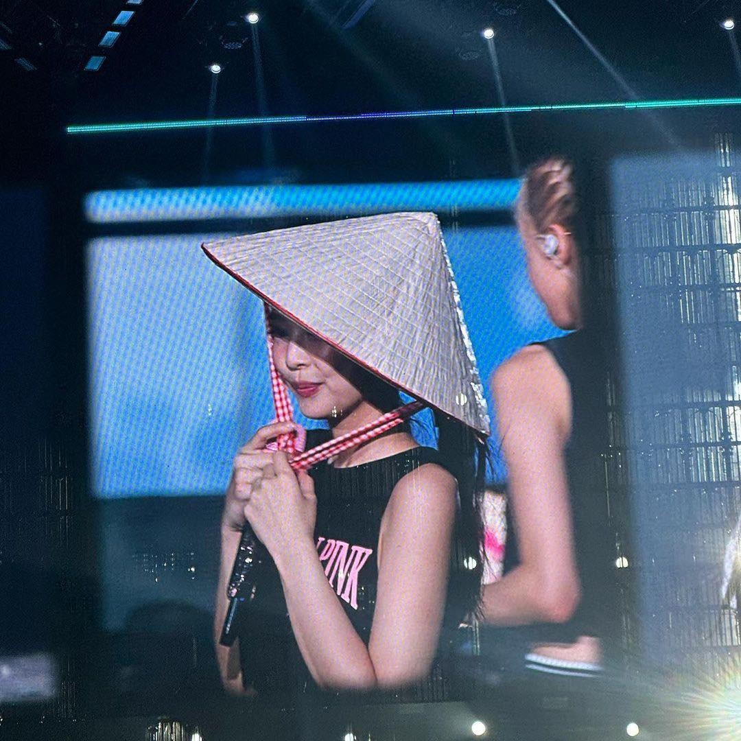 BLACKPINK đồng loạt khoe ảnh ở Việt Nam: Rosé viết hẳn tiếng Việt, Jennie 'cute' hết nấc cảm ơn fan - Ảnh 7 BLACKPINK đồng loạt khoe ảnh ở Việt Nam: Rosé viết hẳn tiếng Việt, Jennie 'cute' hết nấc cảm ơn fan - Ảnh 7