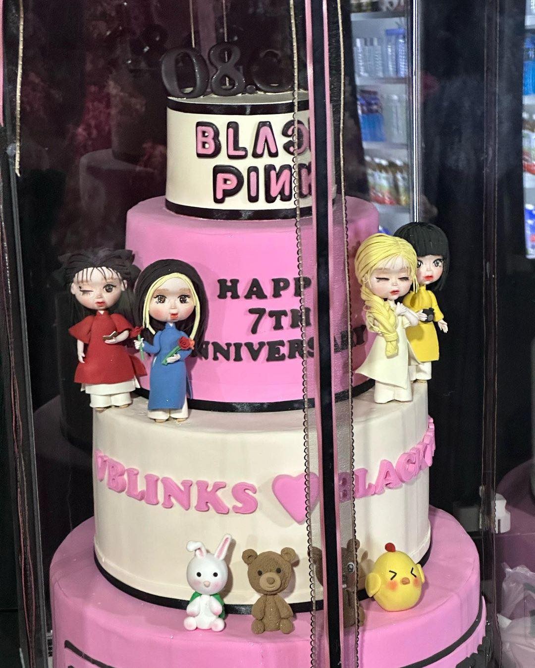 Cô nàng không quên khoe chiếc bánh kem có hình BLACKPINK mặc áo dài được fan Việt tặng Cô nàng không quên khoe chiếc bánh kem có hình BLACKPINK mặc áo dài được fan Việt tặng