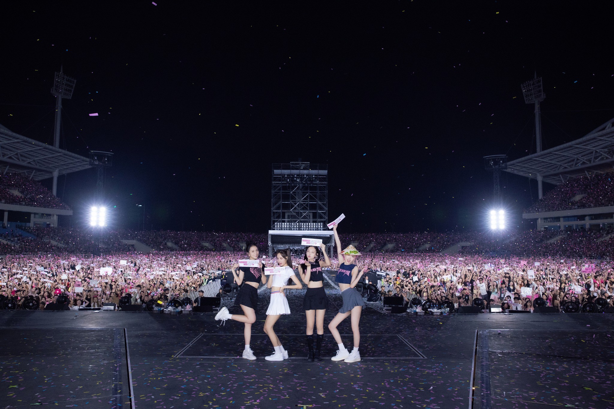 BLACKPINK đăng ảnh kỷ niệm trong hai đêm concert cùng 67.000 khán giả tại Mỹ Đình BLACKPINK đăng ảnh kỷ niệm trong hai đêm concert cùng 67.000 khán giả tại Mỹ Đình