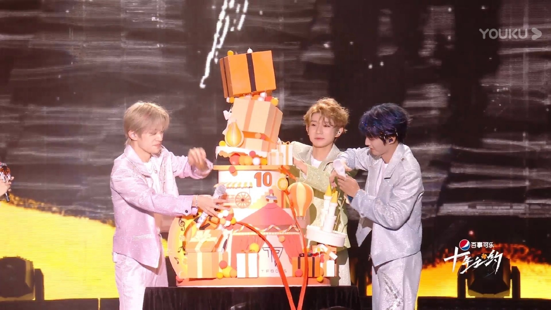 Concert 10 năm 'độc lạ' của TFBOYS: Đại chiến đèn led 7 màu, fan xô xát từ cổng, bánh kem đổ sập báo hiệu tan rã? - Ảnh 2 Concert 10 năm 'độc lạ' của TFBOYS: Đại chiến đèn led 7 màu, fan xô xát từ cổng, bánh kem đổ sập báo hiệu tan rã? - Ảnh 2