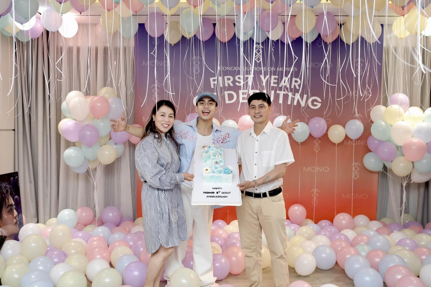 MONO khiến khán giả thích thú khi chụp ảnh cực đáng yêu cùng bố mẹ