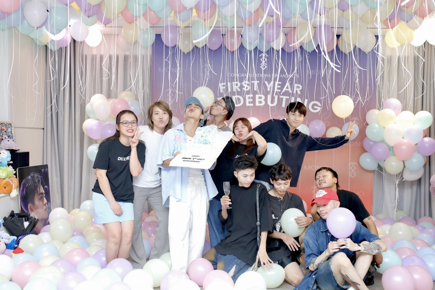 MONO vui vẻ bên cạnh những người thân thiết