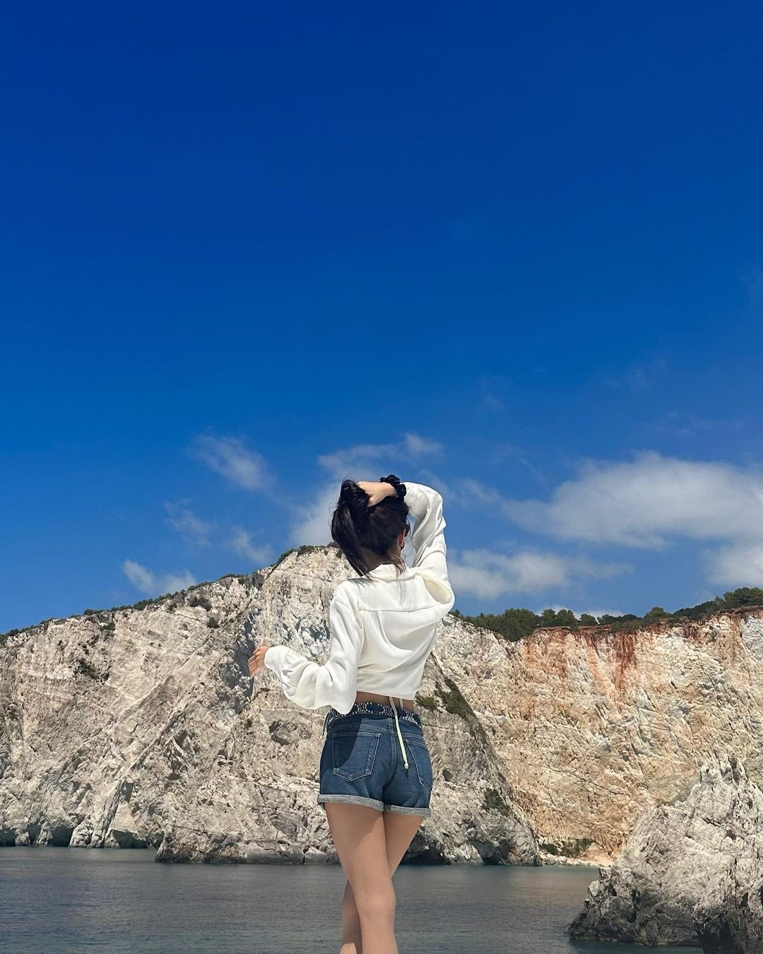 Không còn sợ mẹ, Lisa (BLACKPINK) tự tin khoe body nóng bỏng với bikini - Ảnh 1 Không còn sợ mẹ, Lisa (BLACKPINK) tự tin khoe body nóng bỏng với bikini - Ảnh 1