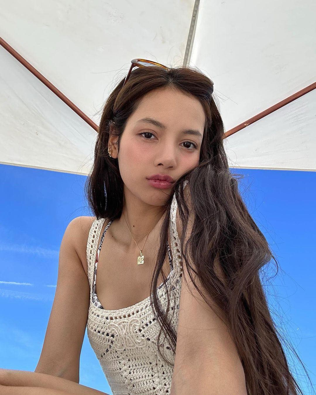 Bị 'bóc' nghỉ dưỡng cùng bạn trai tin đồn, Lisa tiếp tục xả bộ ảnh bikini nóng bỏng mắt - Ảnh 2 Bị 'bóc' nghỉ dưỡng cùng bạn trai tin đồn, Lisa tiếp tục xả bộ ảnh bikini nóng bỏng mắt - Ảnh 2
