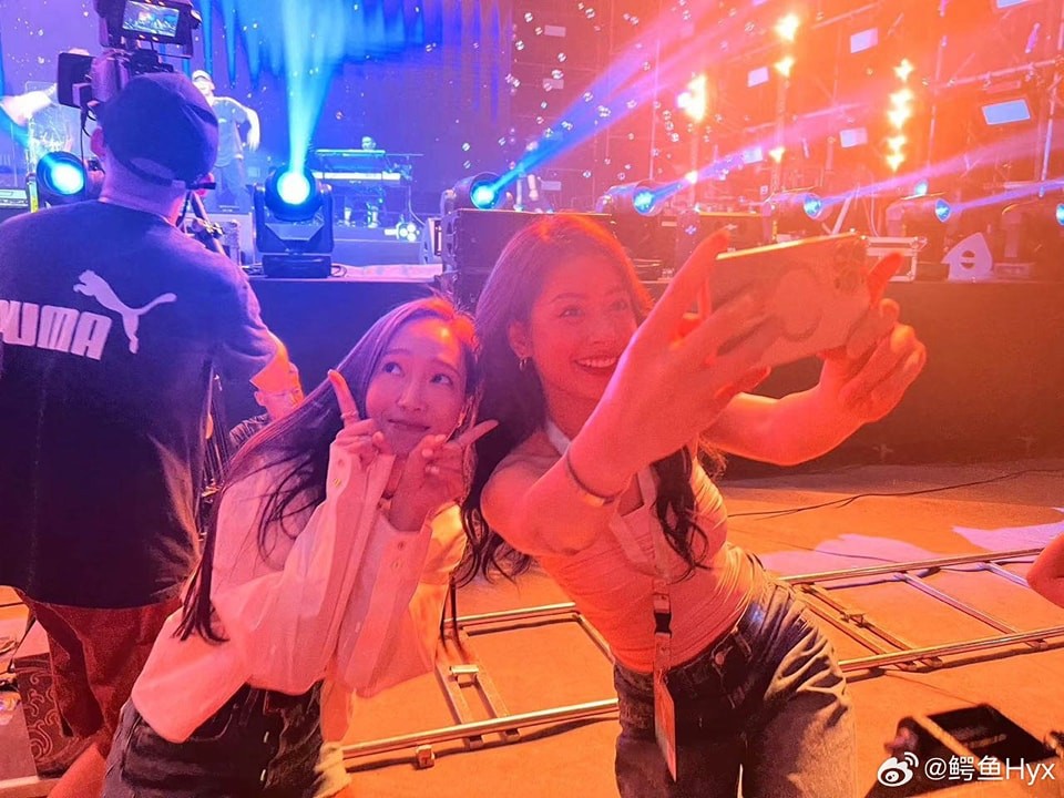 Khoảnh khắc hai cô nàng thoải mái cười đùa thân thiết khiến dân tình thích thú