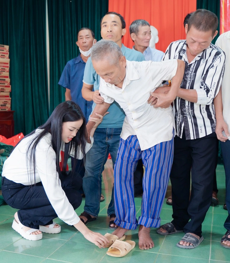 Đào Hiền ghi điểm nhờ những hành động nhỏ trong buổi thiện nguyện Đào Hiền ghi điểm nhờ những hành động nhỏ trong buổi thiện nguyện