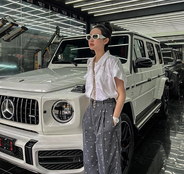 Việc liên tục mang chiếc xe ra gây chú ý khiến Hiền Hồ nhận nhiều 'gạch đá'. Ảnh: FBNV Việc liên tục mang chiếc xe ra gây chú ý khiến Hiền Hồ nhận nhiều 'gạch đá'. Ảnh: FBNV
