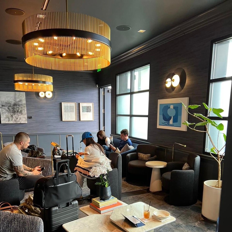 Lisa lộ ảnh cùng Frédéric Arnault tại phòng chờ VIP của sân bay Los Angeles