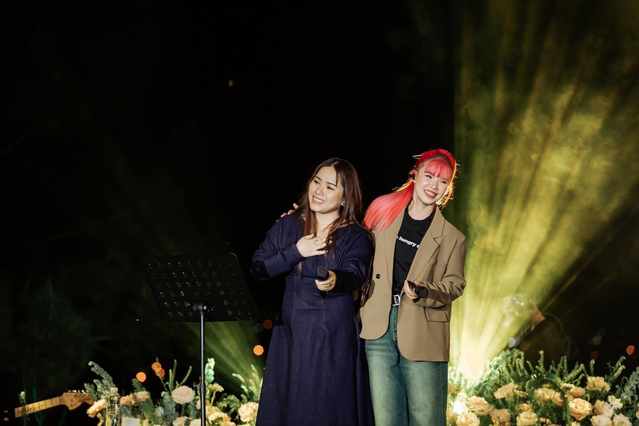 Đứng cạnh Trung Quân Idol hay nữ ca sĩ Thùy Chi, Khởi My trông 'teen' hơn hẳn đồng nghiệp