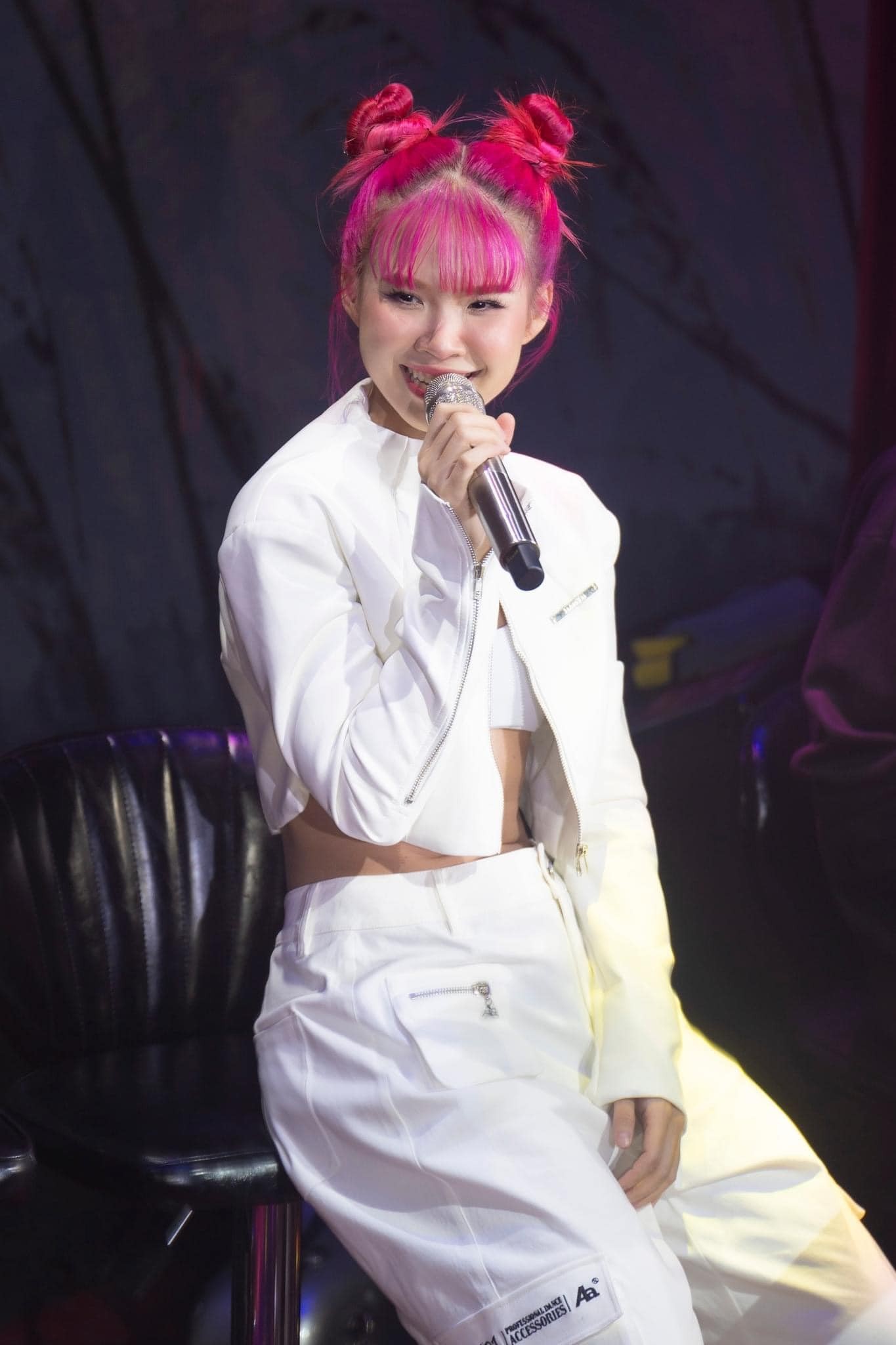 Bước sang độ tuổi U40 nhưng Khởi My vẫn sở hữu visual trẻ trung với style năng động. Mái tóc hồng rực nổi bật kết hợp với kiểu búi puca dễ thương, nhiều người nhận xét Khởi My không khác gì thế hệ 'gen Z'