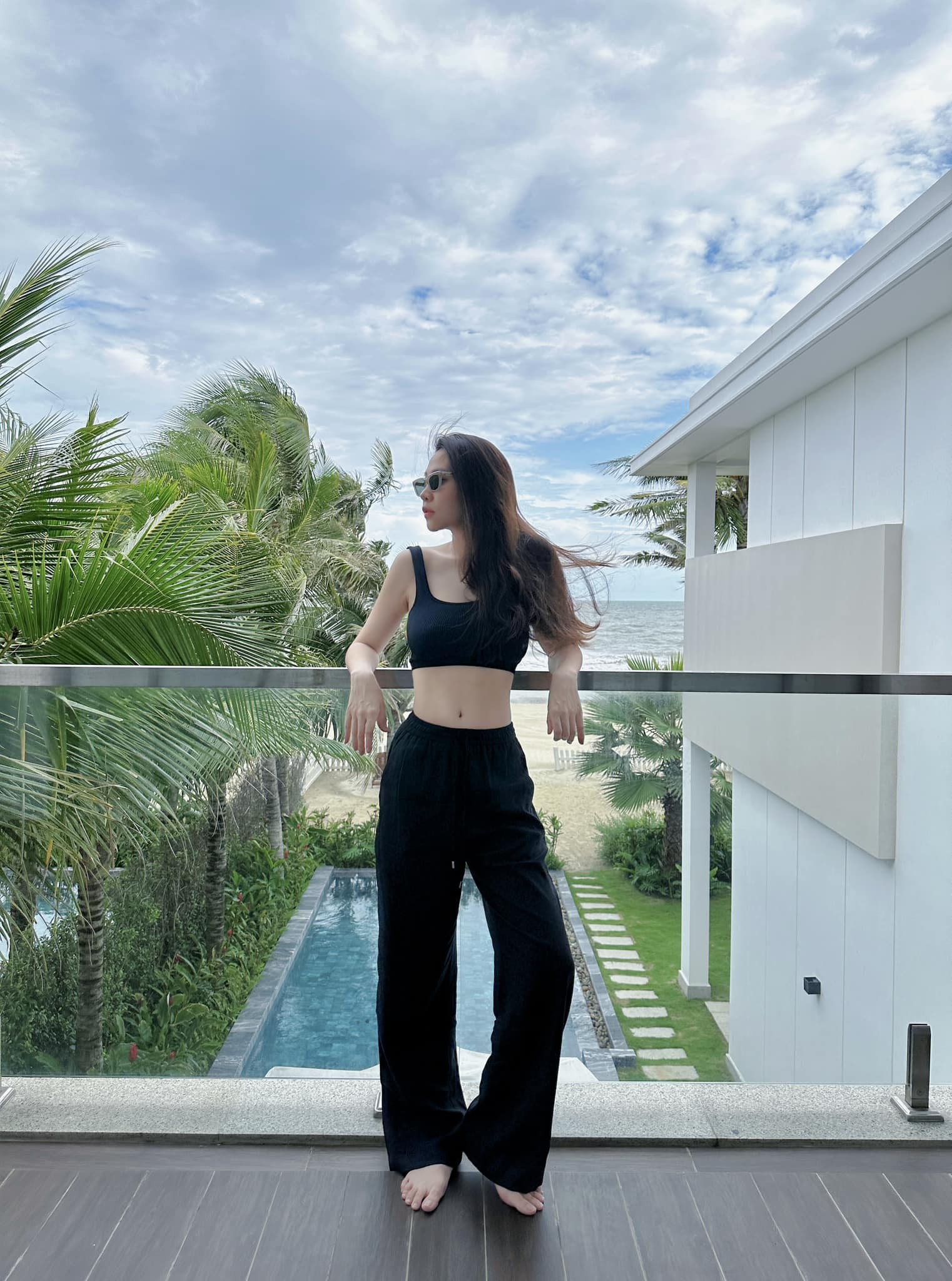 Body nuột nà không chút mỡ thừa của mẹ bỉm Đàm Thu Trang gây sốt MXH